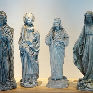 Een set van vier plaasteren religieuze figuren, incl. Het Heilige Hart van Jezus, 19/20e eeuw, Brugge — foto 1