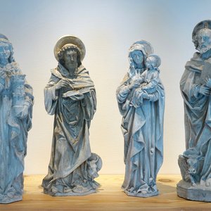 Een set van vier plaasteren religieuze figuren, waaronder de Heilige Barbara en Sint Tomas, 19/20e eeuw, Brugge — foto 1
