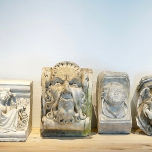Een set van vier plaasteren wandconsoles, 19/20e eeuw, Brugge — foto 1