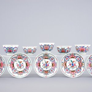 Een set van vijf Chinese famille rose koppen en schotels, Qianlong — foto 1
