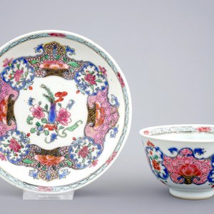 Een set van vijf Chinese famille rose koppen en schotels, Qianlong — foto 2