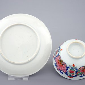 Een set van vijf Chinese famille rose koppen en schotels, Qianlong — foto 3