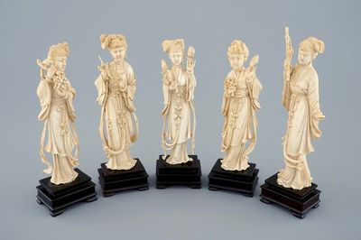 Een set van vijf Chinese ivoren beauties op houten sokkel, 19e eeuw