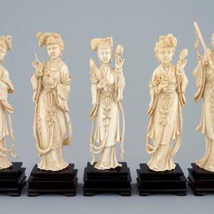 Een set van vijf Chinese ivoren beauties op houten sokkel, 19e eeuw — foto 2