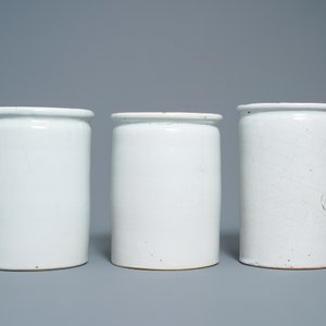 Een set van zes blauw-witte en mangane albarello-type apothekerspotten, Nevers, Frankrijk, 18e eeuw — foto 4