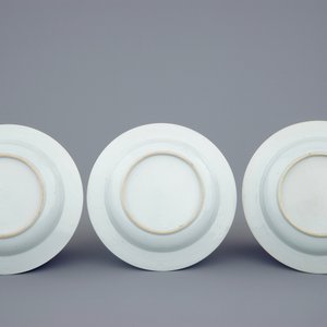 Een set van zes Chine de commande wapenborden met bianco sopra bianco rand, Qianlong, 18e eeuw — foto 3