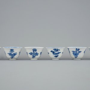 Een set van zes Chinese blauw-witte kop en schotels, Kangxi — foto 7