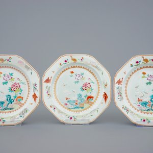 Een set van zes Chinese octagonale famille rose borden met kraanvogels, 18e eeuw — foto 4
