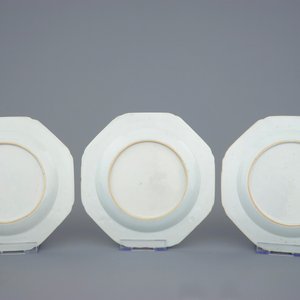 Een set van zes Chinese octagonale famille rose borden met kraanvogels, 18e eeuw — foto 5