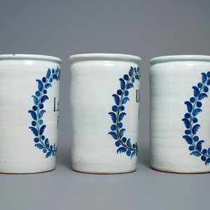 Een set van zes grote blauw-witte albarello-type apothekerspotten, Nevers, Frankrijk, 18e eeuw — foto 3