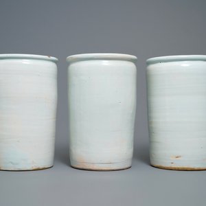 Een set van zes grote blauw-witte albarello-type apothekerspotten, Nevers, Frankrijk, 18e eeuw — foto 4