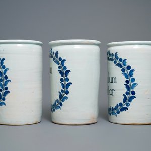 Een set van zes grote blauw-witte albarello-type apothekerspotten, Nevers, Frankrijk, 18e eeuw — foto 5