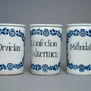 Een set van zes grote blauw-witte albarello-type apothekerspotten, Nevers, Frankrijk, 18e eeuw — foto 8