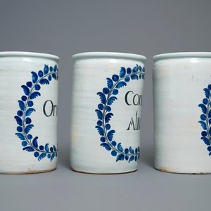 Een set van zes grote blauw-witte albarello-type apothekerspotten, Nevers, Frankrijk, 18e eeuw — foto 9
