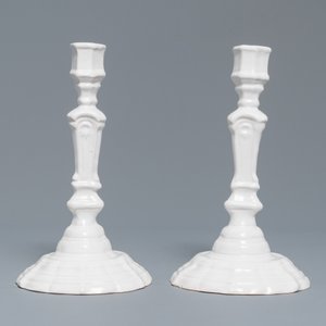 Een set van zes monochrome witte aardewerken kandelaars, Frankrijk, 18e eeuw — foto 16