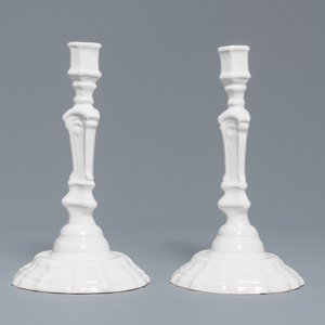 Een set van zes monochrome witte aardewerken kandelaars, Frankrijk, 18e eeuw — foto 17
