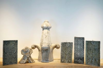 Een set van zes plaasteren ornamenten, 19/20e eeuw, Brugge