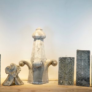 Een set van zes plaasteren ornamenten, 19/20e eeuw, Brugge — foto 1