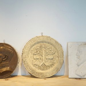 Een set van zes plaasteren souvenir medaillons, 19/20e eeuw, Brugge — foto 1
