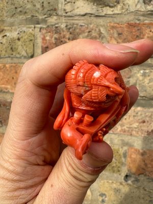Een set van zeven Chinese bloedkoralen figuren op een houten sokkel, 19/20e eeuw — foto 13
