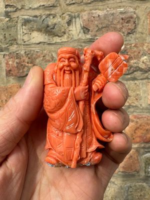 Een set van zeven Chinese bloedkoralen figuren op een houten sokkel, 19/20e eeuw — foto 14