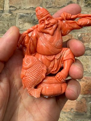 Een set van zeven Chinese bloedkoralen figuren op een houten sokkel, 19/20e eeuw — foto 20