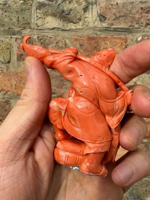 Een set van zeven Chinese bloedkoralen figuren op een houten sokkel, 19/20e eeuw — foto 23