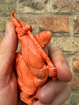 Een set van zeven Chinese bloedkoralen figuren op een houten sokkel, 19/20e eeuw — foto 25