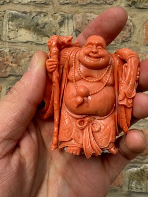 Een set van zeven Chinese bloedkoralen figuren op een houten sokkel, 19/20e eeuw — foto 26