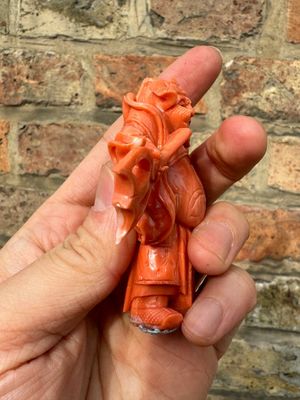 Een set van zeven Chinese bloedkoralen figuren op een houten sokkel, 19/20e eeuw — foto 32
