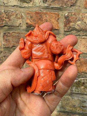 Een set van zeven Chinese bloedkoralen figuren op een houten sokkel, 19/20e eeuw — foto 33