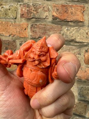 Een set van zeven Chinese bloedkoralen figuren op een houten sokkel, 19/20e eeuw — foto 35
