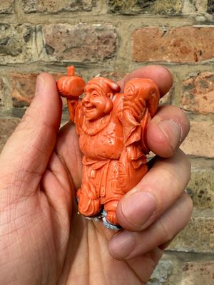 Een set van zeven Chinese bloedkoralen figuren op een houten sokkel, 19/20e eeuw — foto 37