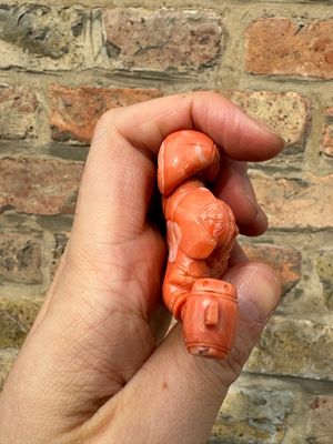 Een set van zeven Chinese bloedkoralen figuren op een houten sokkel, 19/20e eeuw — foto 39