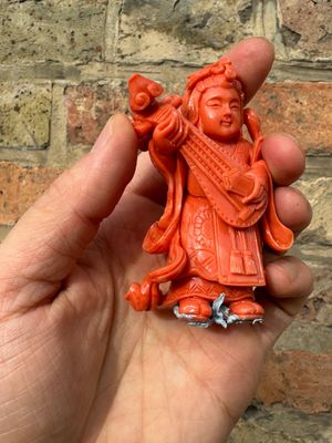 Een set van zeven Chinese bloedkoralen figuren op een houten sokkel, 19/20e eeuw — foto 7