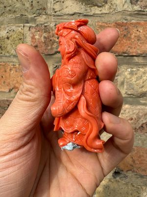 Een set van zeven Chinese bloedkoralen figuren op een houten sokkel, 19/20e eeuw — foto 9