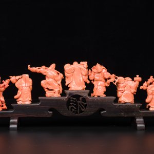 Een set van zeven Chinese bloedkoralen figuren op een houten sokkel, 19/20e eeuw — foto 2