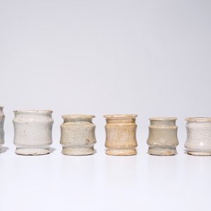 Een set van zeven wit Delftse miniatuur albarello's of zalfpotten, 17e eeuw — foto 3