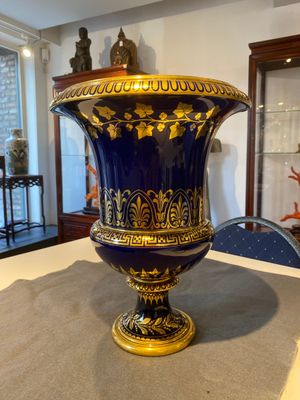 Een Sèvres porseleinen Medici vaas met verguld decor op blauwe fondkleur, Frankrijk, gedateerd 1847 en 1853 — foto 1