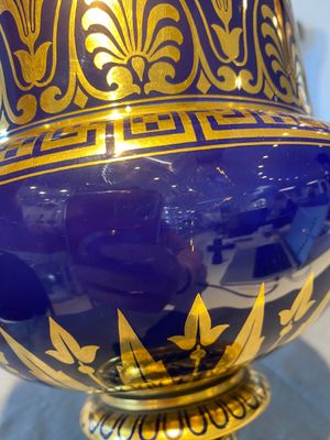 Een Sèvres porseleinen Medici vaas met verguld decor op blauwe fondkleur, Frankrijk, gedateerd 1847 en 1853 — foto 11