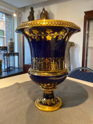 Een Sèvres porseleinen Medici vaas met verguld decor op blauwe fondkleur, Frankrijk, gedateerd 1847 en 1853 — foto 2
