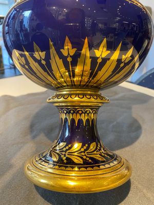 Een Sèvres porseleinen Medici vaas met verguld decor op blauwe fondkleur, Frankrijk, gedateerd 1847 en 1853 — foto 4