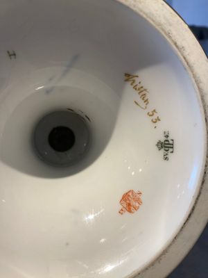 Een Sèvres porseleinen Medici vaas met verguld decor op blauwe fondkleur, Frankrijk, gedateerd 1847 en 1853 — foto 9