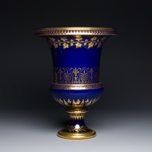 Een Sèvres porseleinen Medici vaas met verguld decor op blauwe fondkleur, Frankrijk, gedateerd 1847 en 1853 — foto 5