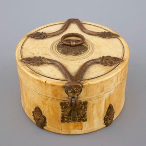 Een Siculo-Arabische ivoren en verguld koperen cylindrische doos of pyxis, 12/13e eeuw — foto 1