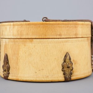 Een Siculo-Arabische ivoren en verguld koperen cylindrische doos of pyxis, 12/13e eeuw — foto 3