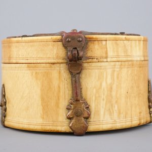 Een Siculo-Arabische ivoren en verguld koperen cylindrische doos of pyxis, 12/13e eeuw — foto 4
