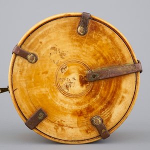 Een Siculo-Arabische ivoren en verguld koperen cylindrische doos of pyxis, 12/13e eeuw — foto 7