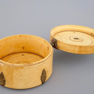 Een Siculo-Arabische ivoren en verguld koperen cylindrische doos of pyxis, 12/13e eeuw — foto 8