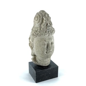 Een Sino-Tibetaans hoofd van Guanyin in gesculpteerde steen — foto 1